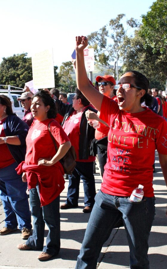 Teachers+and+other+public+employees+rally+against+cuts+to+education+Thursday+along+Victoria+Avenue+in+Ventura.+Credit%3A+Maya+Morales%2FThe+Foothill+Dragon+Press.